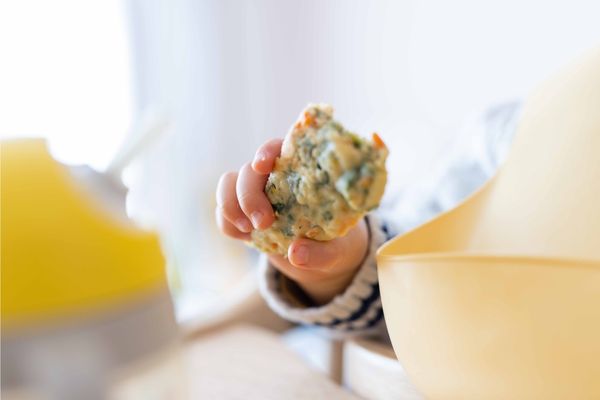 食べ物をつまらせてしまったら赤ちゃんが食べ物を詰まらせたら？窒息のサインと応急処置を解説