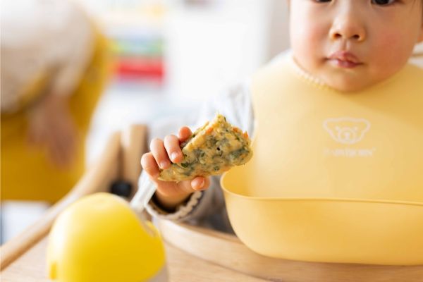 手づかみ食べを安全に進めるための食事環境